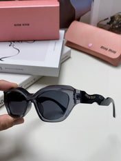 LOGO CAT EYE SUNGLASSES 513006 IN BLACK AND GREY CLEAR ACETATE WAVY FRAME