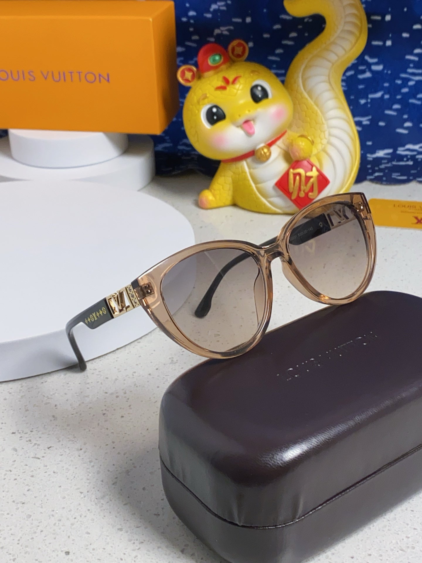 CAT EYE SUNGLASSES 567468 IN BROWN CLEAR ACETATE