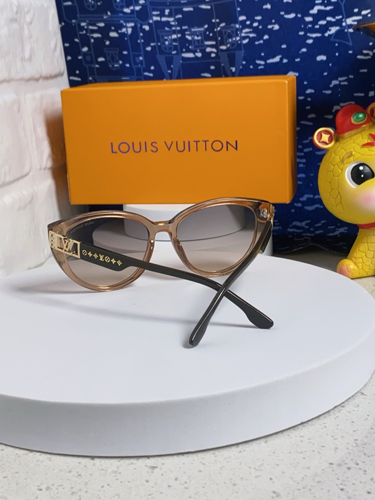 CAT EYE SUNGLASSES 567468 IN BROWN CLEAR ACETATE