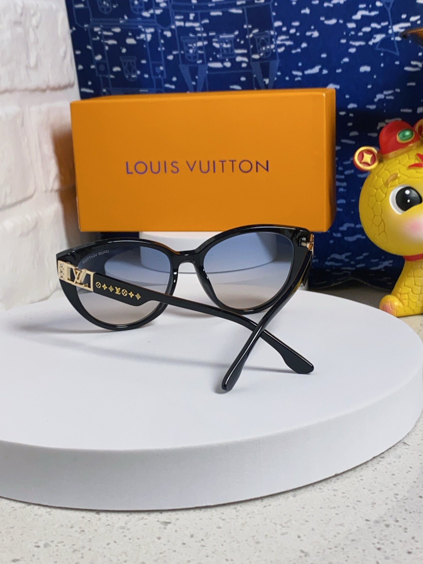 CAT EYE SUNGLASSES 567470 IN BLACK ACETATE GREY SMOKE LENS