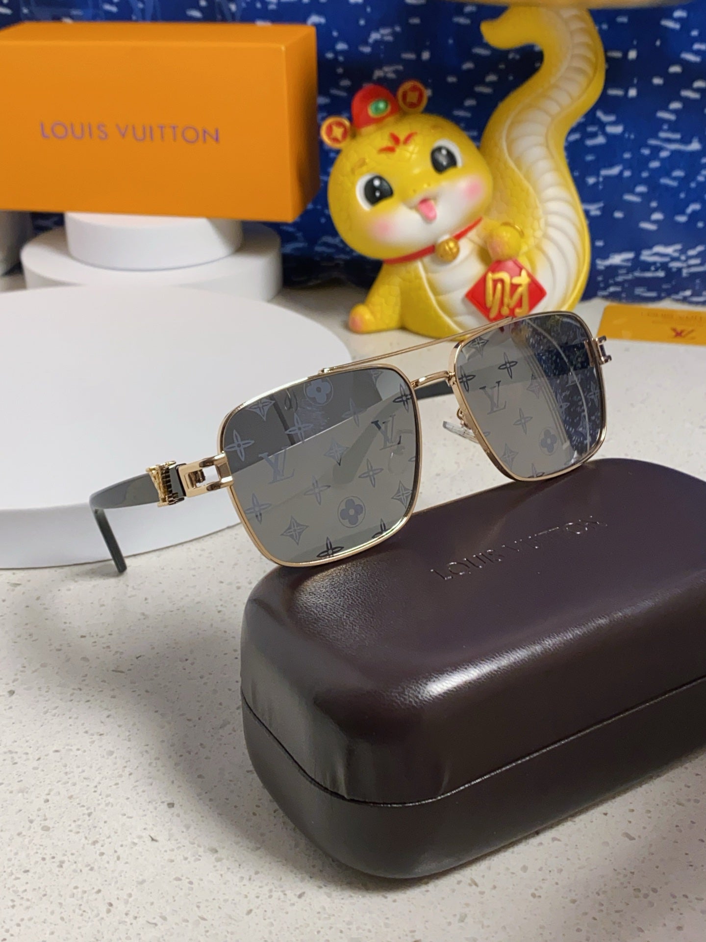 SIGNATURE SQUARE SUNGLASSES 567473 IN GOLD METAL MONOGRAM ON LENSES
