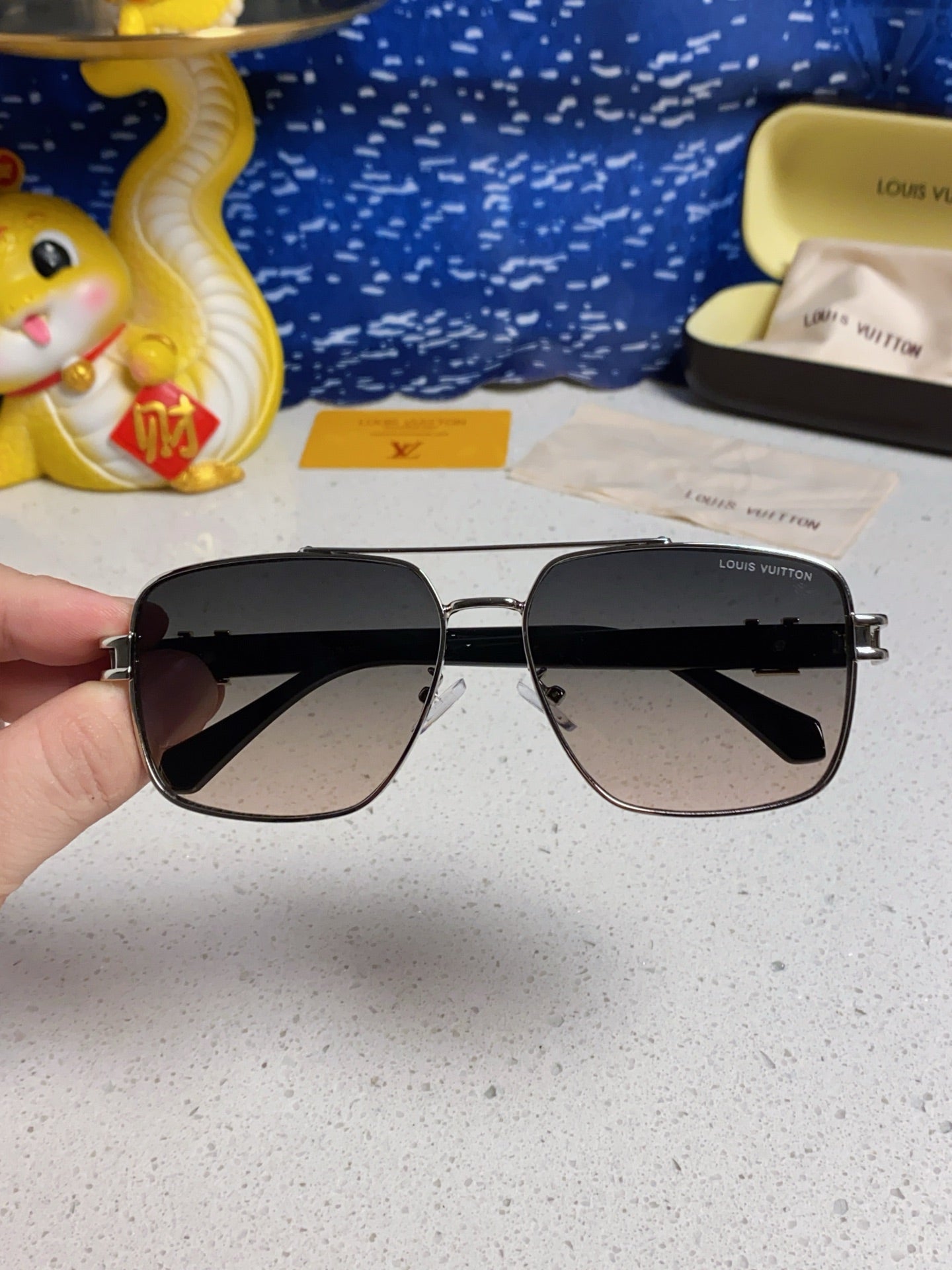 SIGNATURE SQUARE SUNGLASSES 567474 IN SILVER METAL GREY SMOKE LENSES