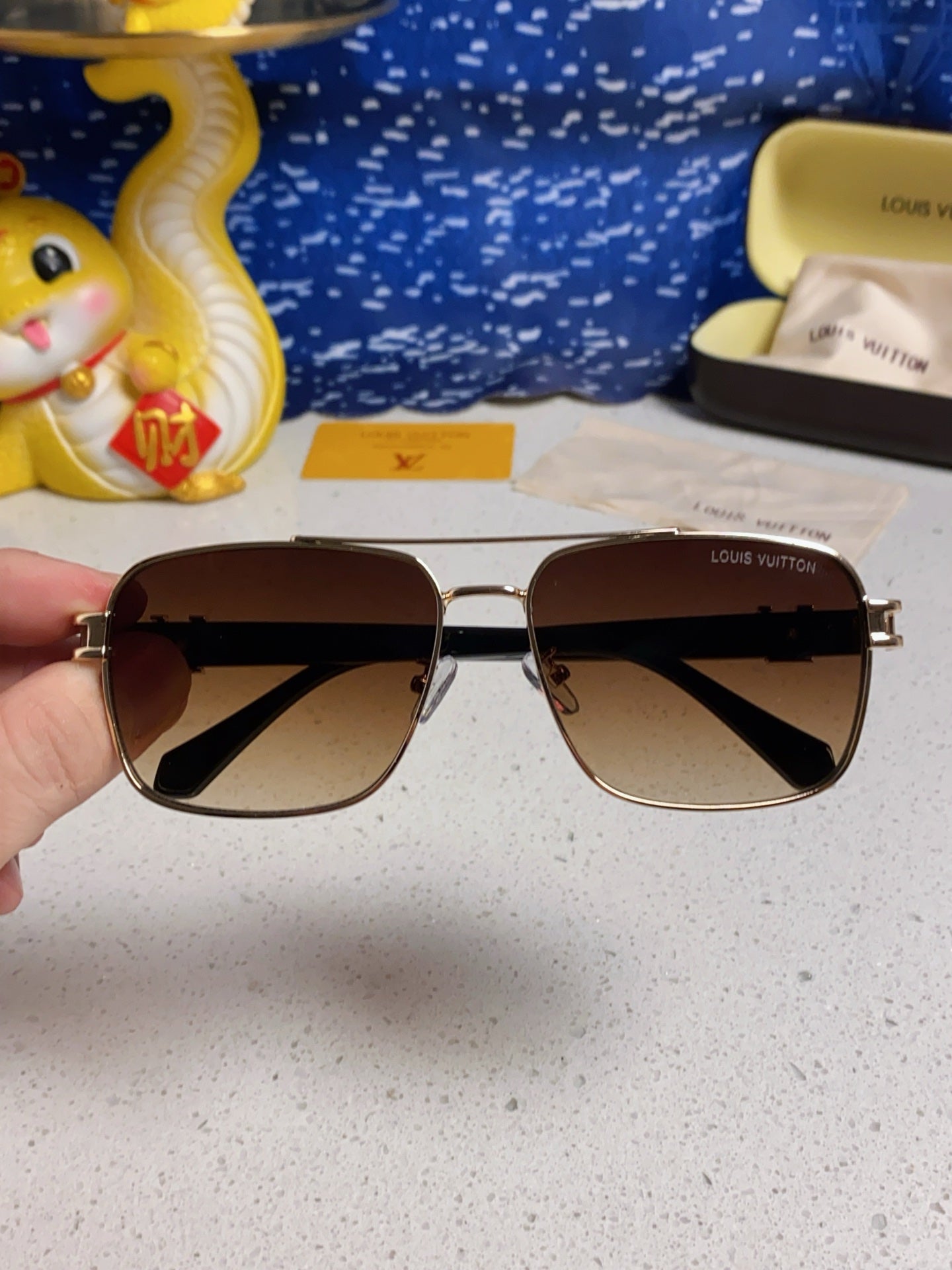 SIGNATURE SQUARE SUNGLASSES 567475 IN GOLD METAL BROWN SMOKE LENSES