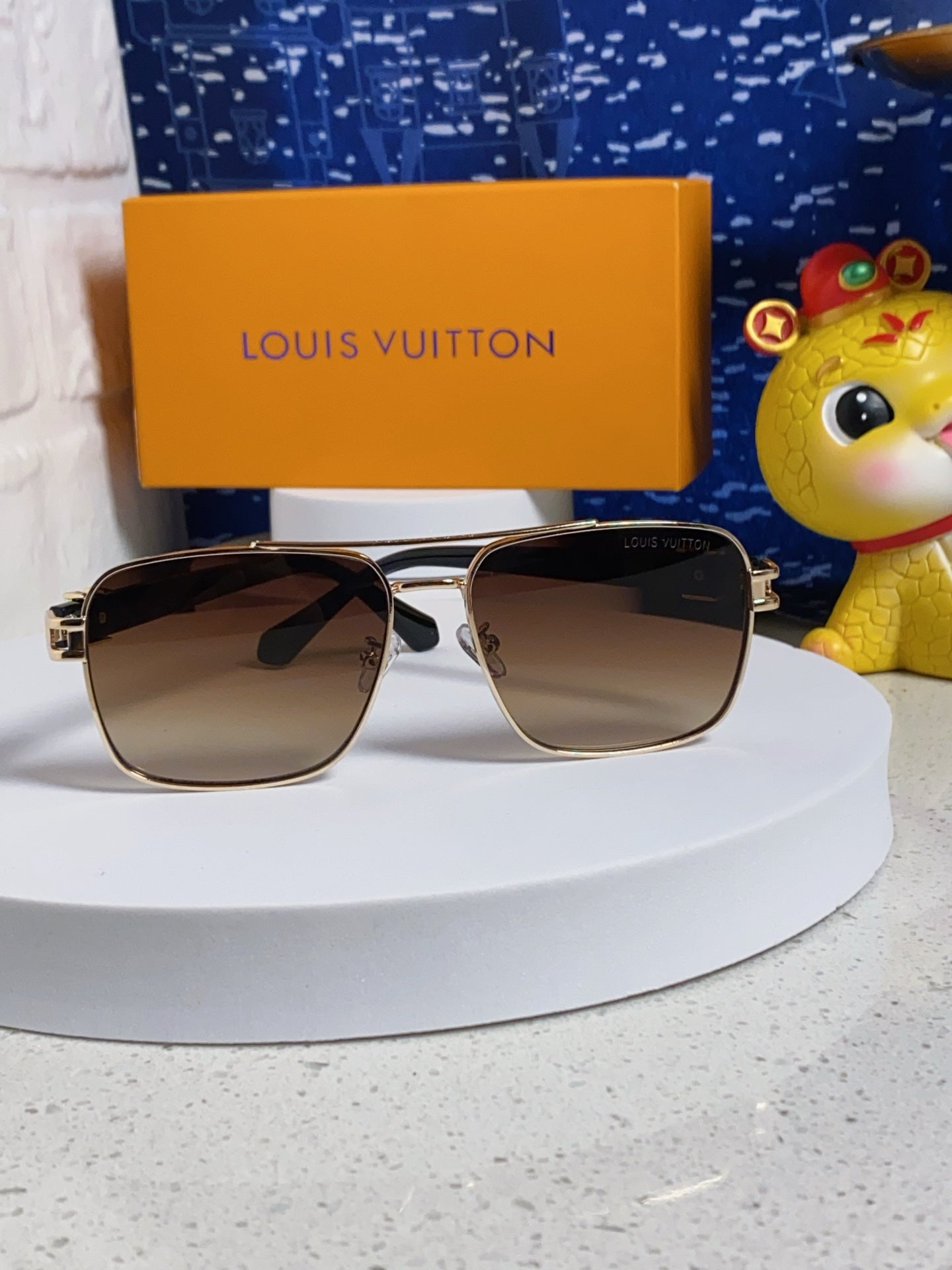 SIGNATURE SQUARE SUNGLASSES 567475 IN GOLD METAL BROWN SMOKE LENSES