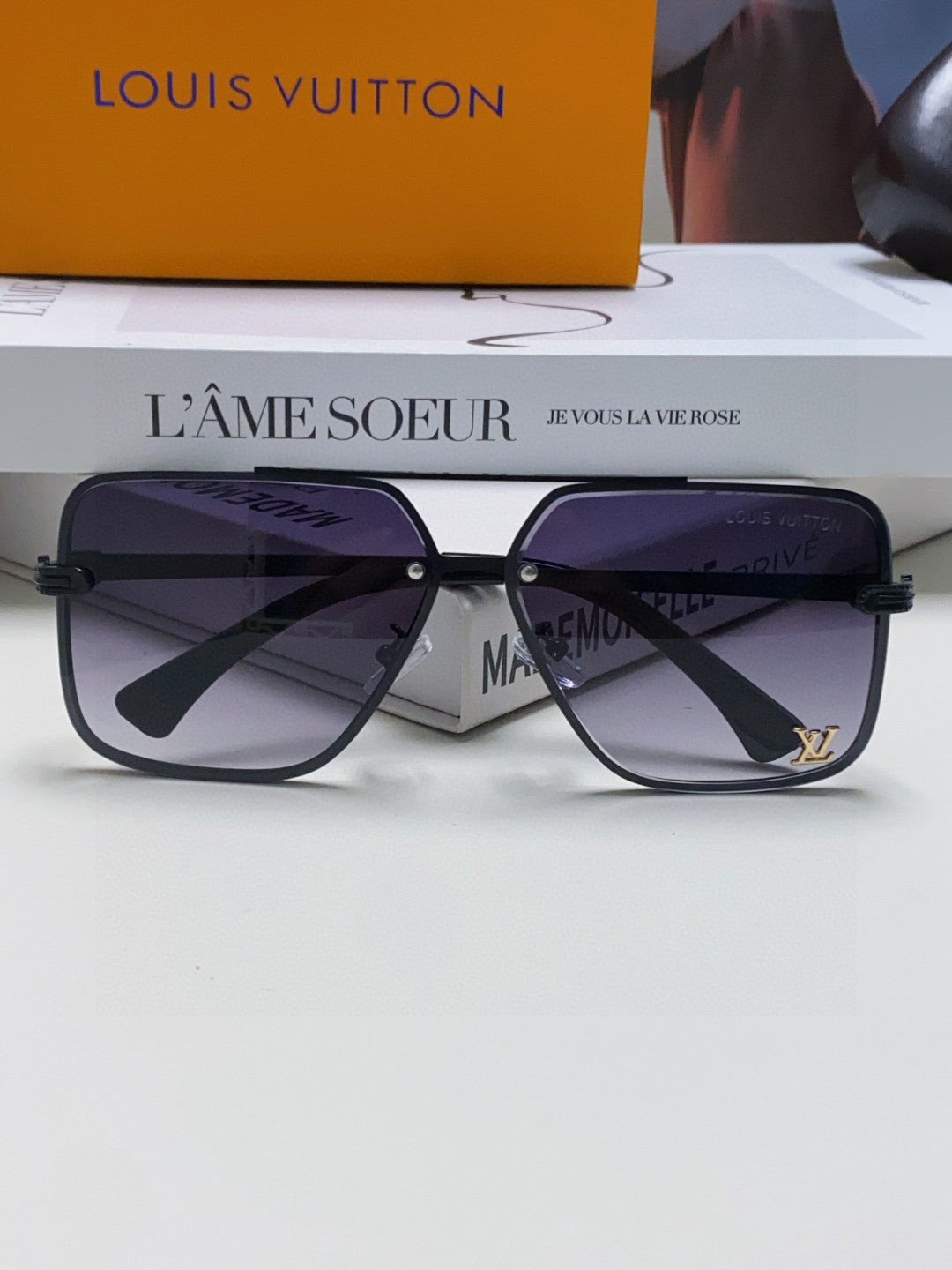 SQUARE SUNGLASSES 570266 IN BLACK METAL LOGO ON LENS