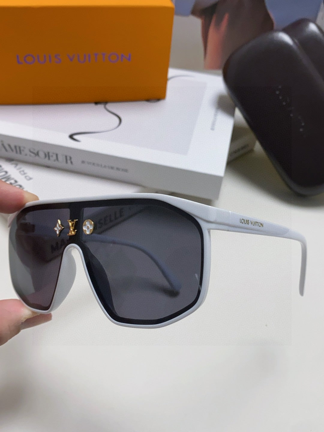WAIMEA SUNGLASSES 570269 IN WHITE ACETATE