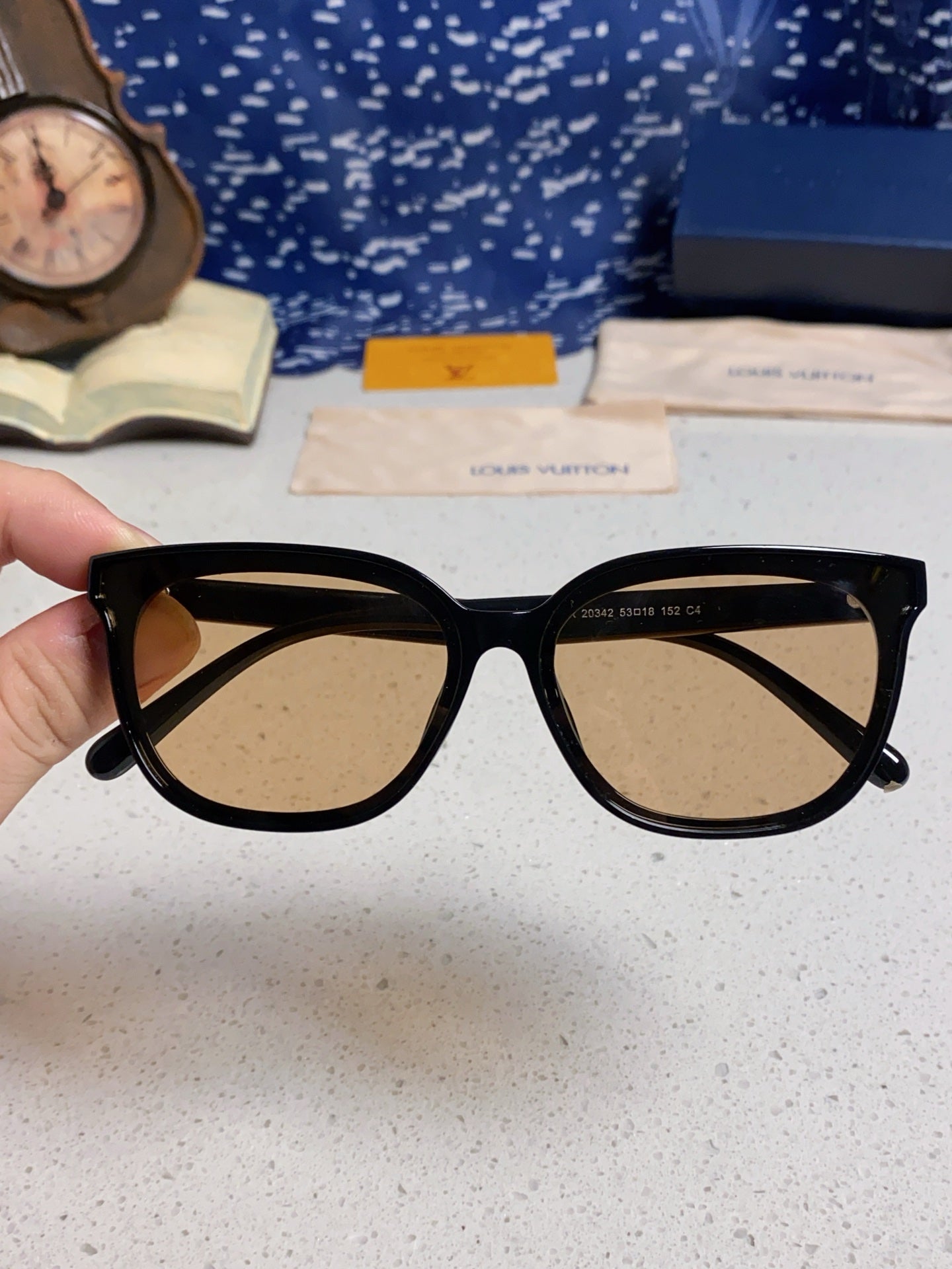 CAT EYE SUNGLASSES 571646 IN BLACK ACETATE LIGHT BROWN LENS