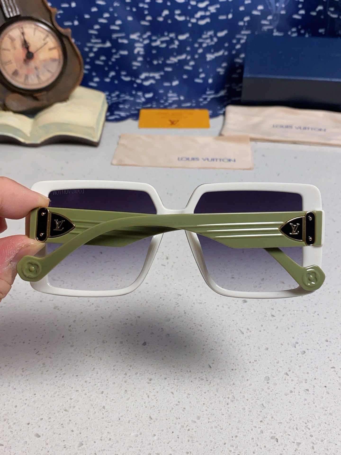 SQUARE SUNGLASSES 571656 IN GREEN ACETATE GREY SMOKE LENS
