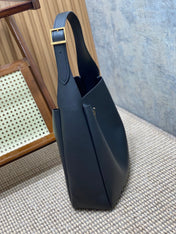 LE 5 À 7 LARGE SUPPLE BAG 31 IN BLACK CALFSKIN