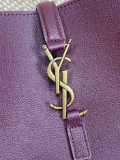 LE 5 À 7 SMALL SUPPLE 22 IN GRAPE PURPLE CALFSKIN GOLD BUCKLE