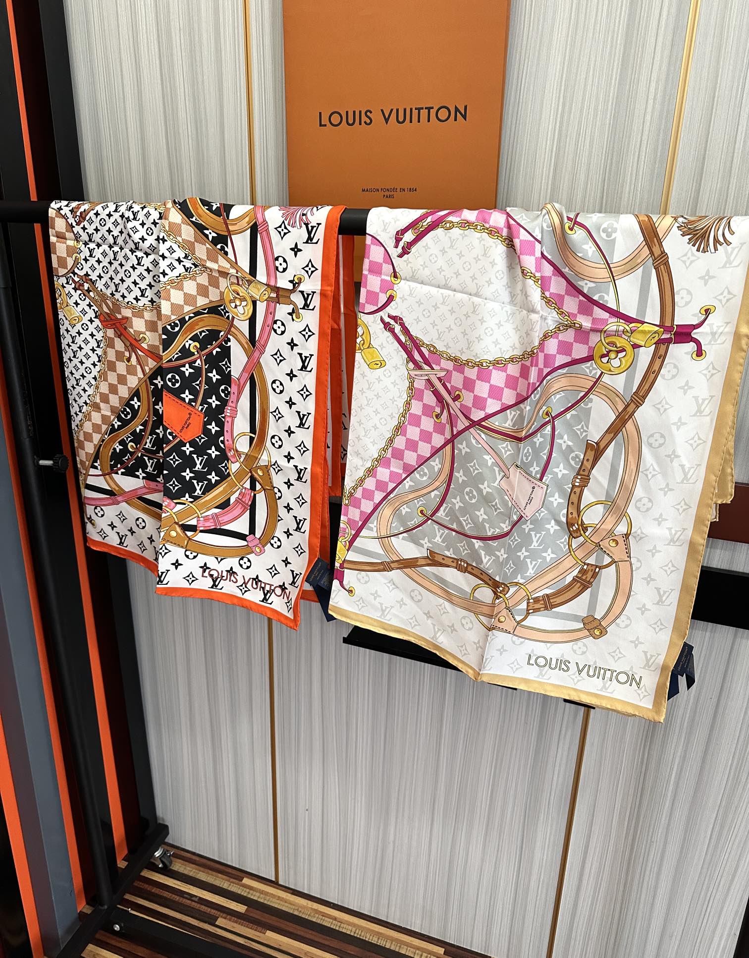LV SCARF 90 CM IN SILK 738451