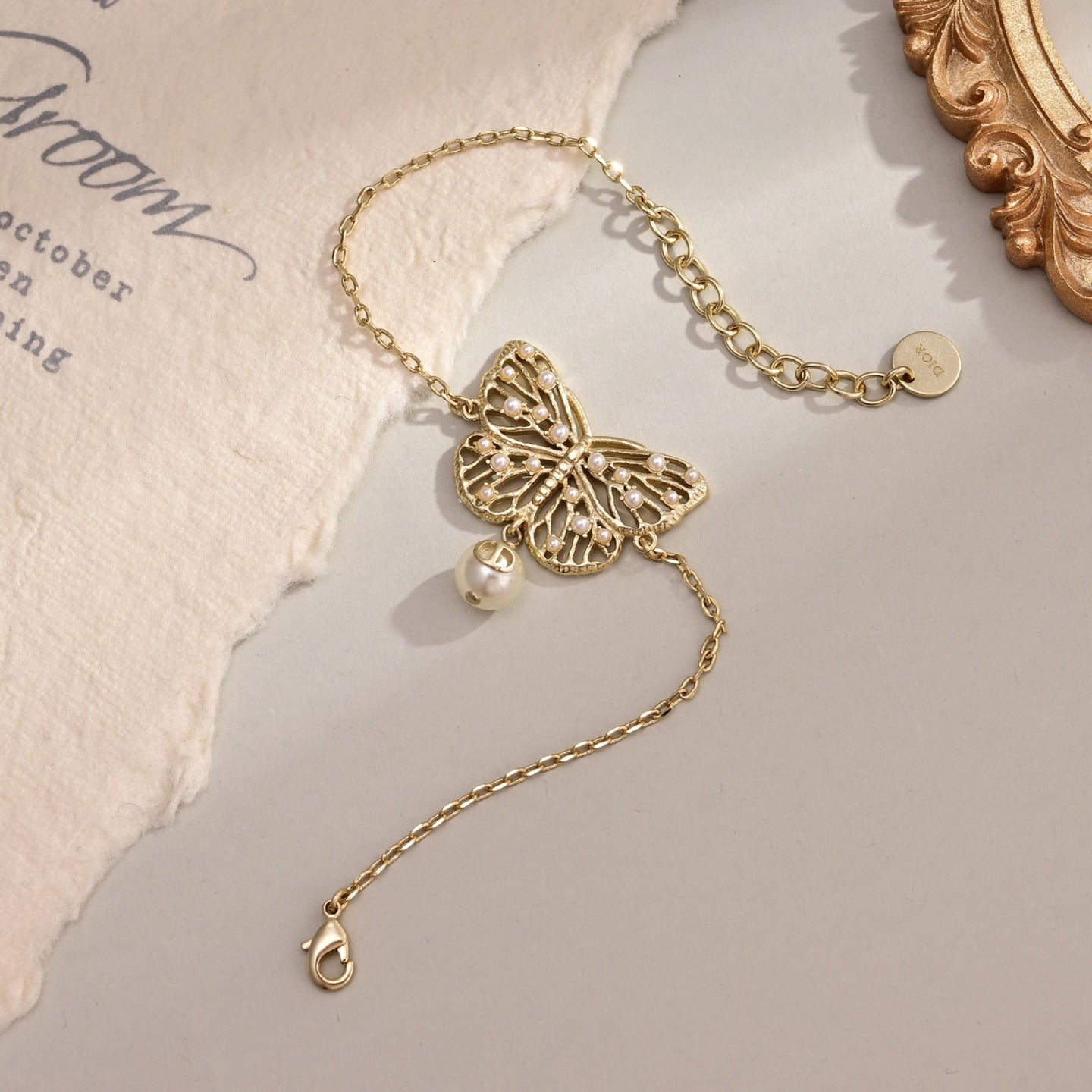 CD 26S BUTTERFLY PEARL DROP BRACELET IN GOLD TONE METAL 629939