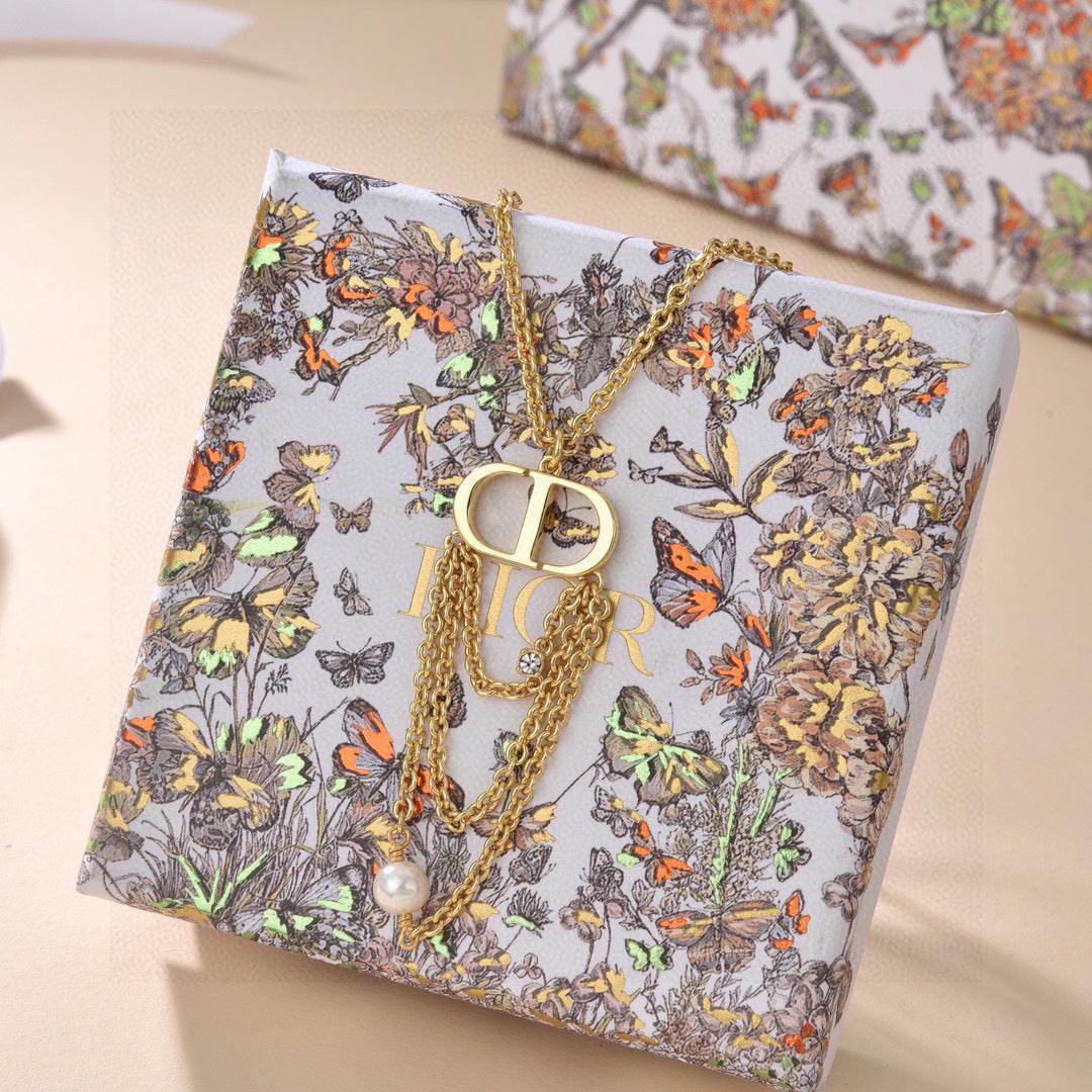 CD 26S PEARL CHAIN DROP LOGO NECKLACE IN GOLD TONE METAL WITH WHITE RESIN PEARL & CRYSTAL 631060