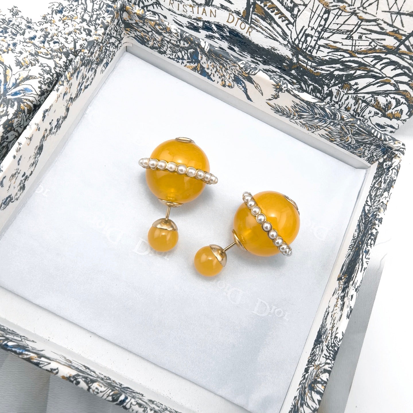 CD 26S YELLOW RESIN PEARL DOUBLE BALL EARRINGS IN GOLD METAL 631070