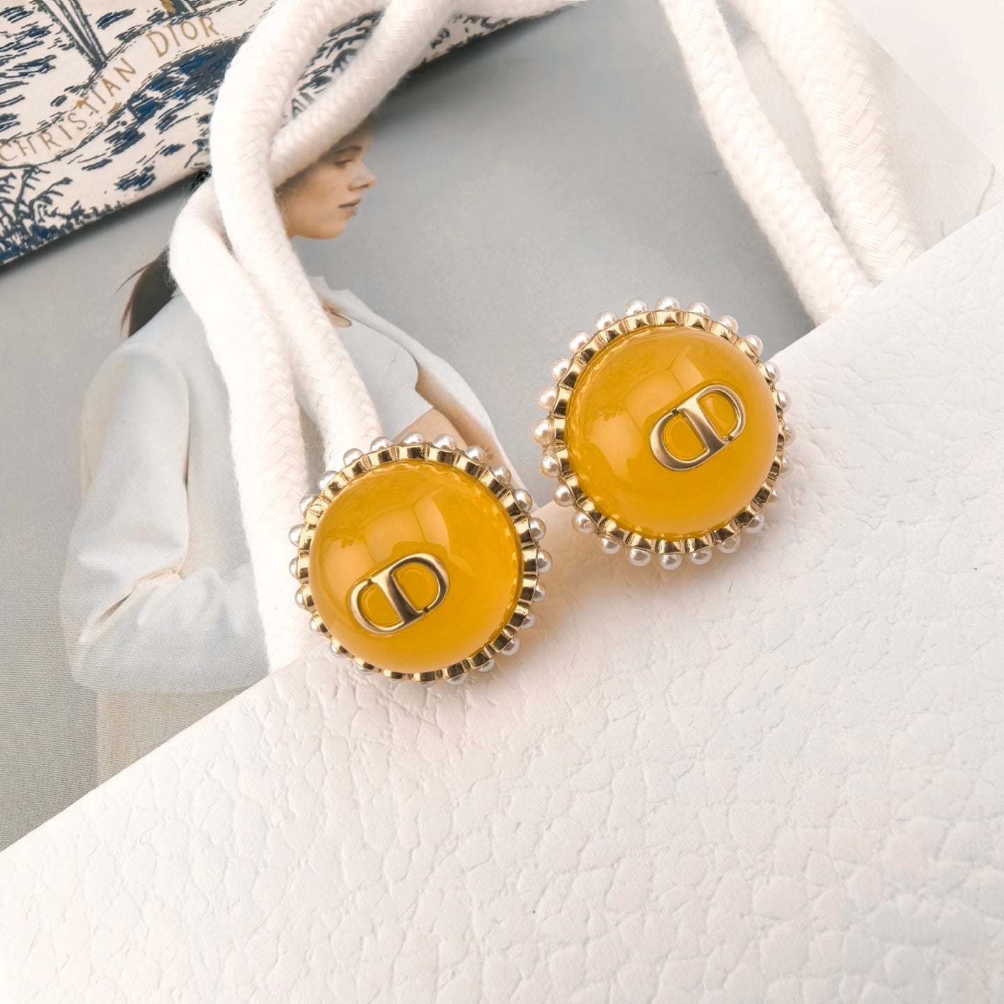 CD 26S YELLOW RESIN PEARL DOUBLE BALL EARRINGS IN GOLD METAL 631070
