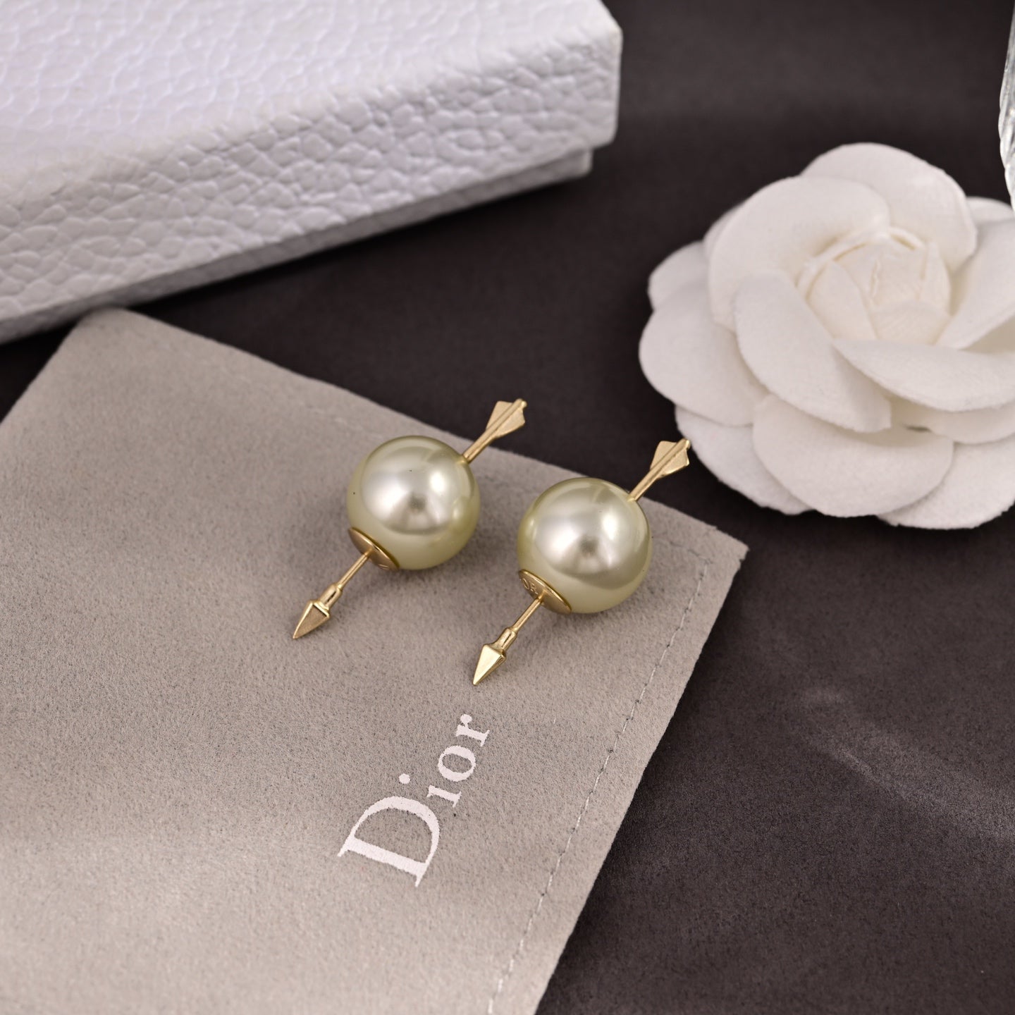 CD 26S DOUBLE PEARL ARROW STUD EARRINGS IN GOLD TONE METAL 631863