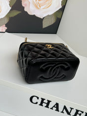 SMALL VANITY CASE 17 WITH HANDLE IN BLACK CALFSKIN GOLD METAL CHAIN