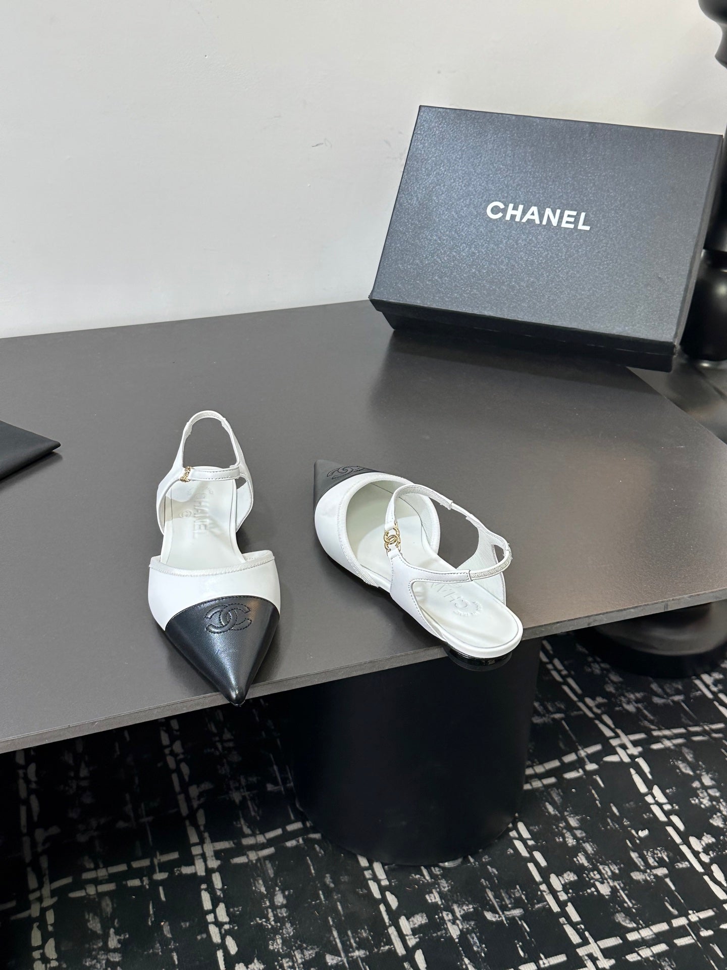 CHANEL 26S FLAT SLINGBACK IN WHITE AND BLACK POINTED-TOE LAMBSKIN