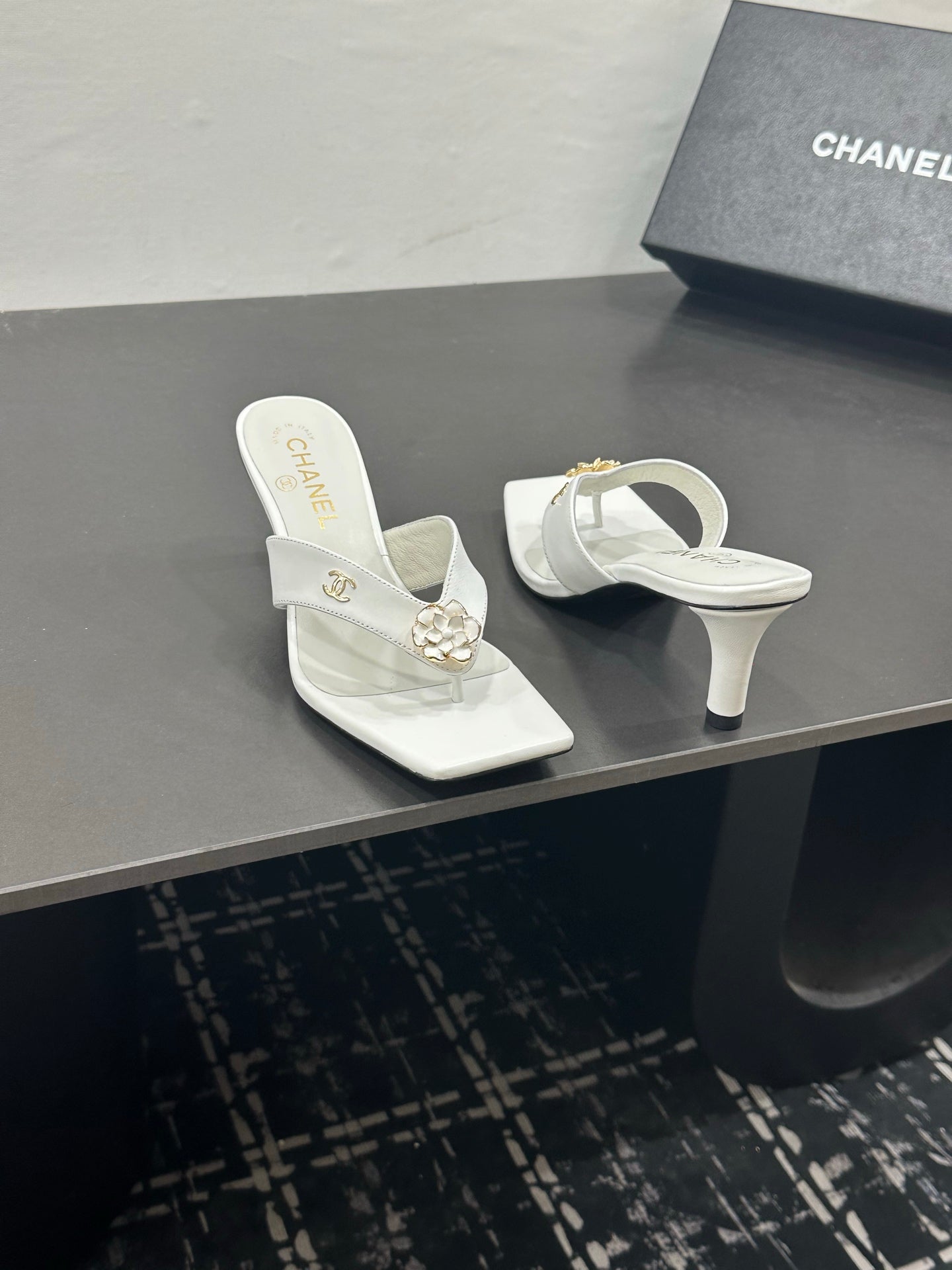CHANEL 26S HIGH-HEEL THONG SANDALS IN WHITE LAMBSKIN WITH FLOWER DETAIL