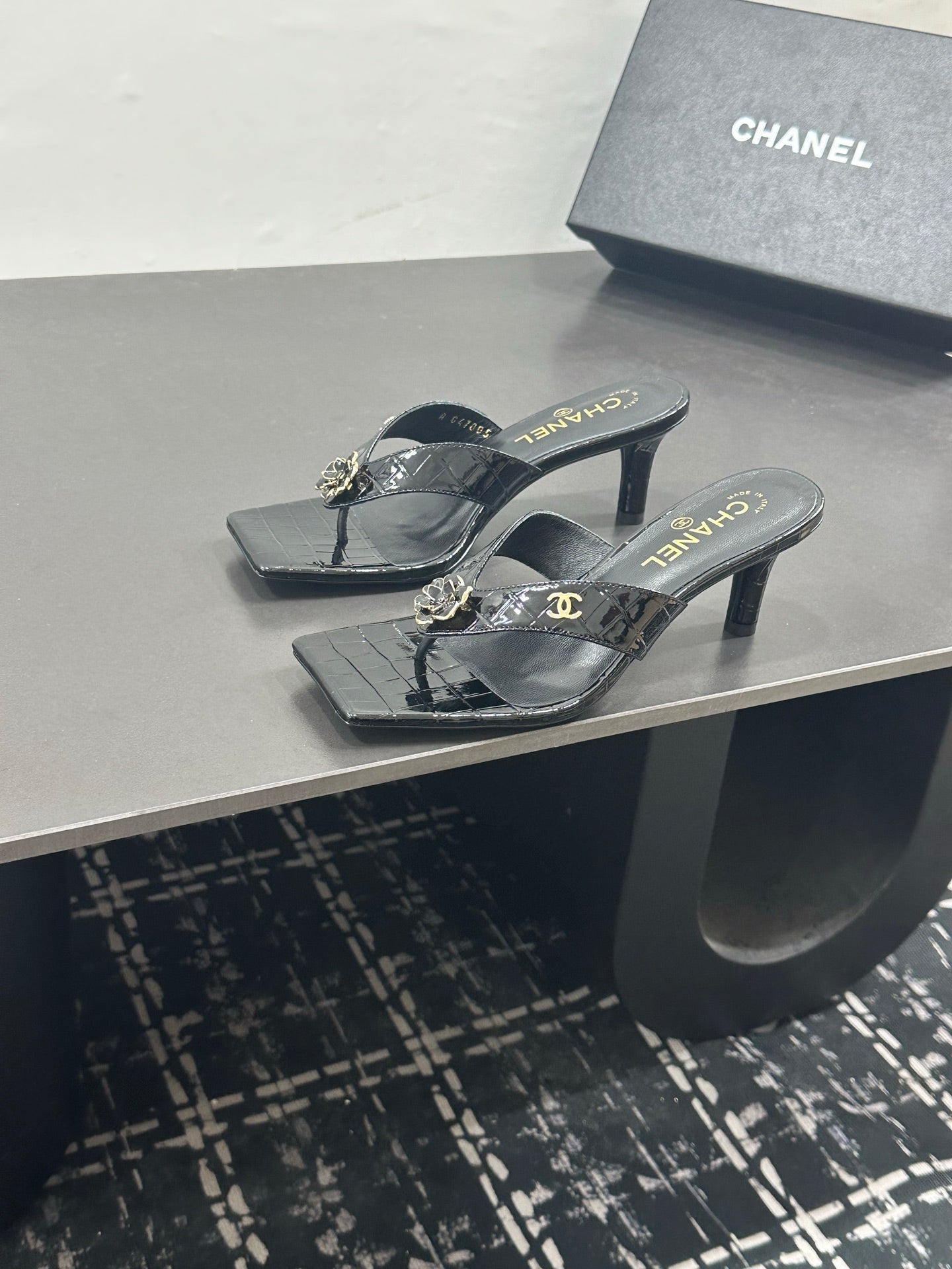 CHANEL 26S HIGH-HEEL THONG SANDALS IN BLACK PATENT CROCODILE-EMBOSSED