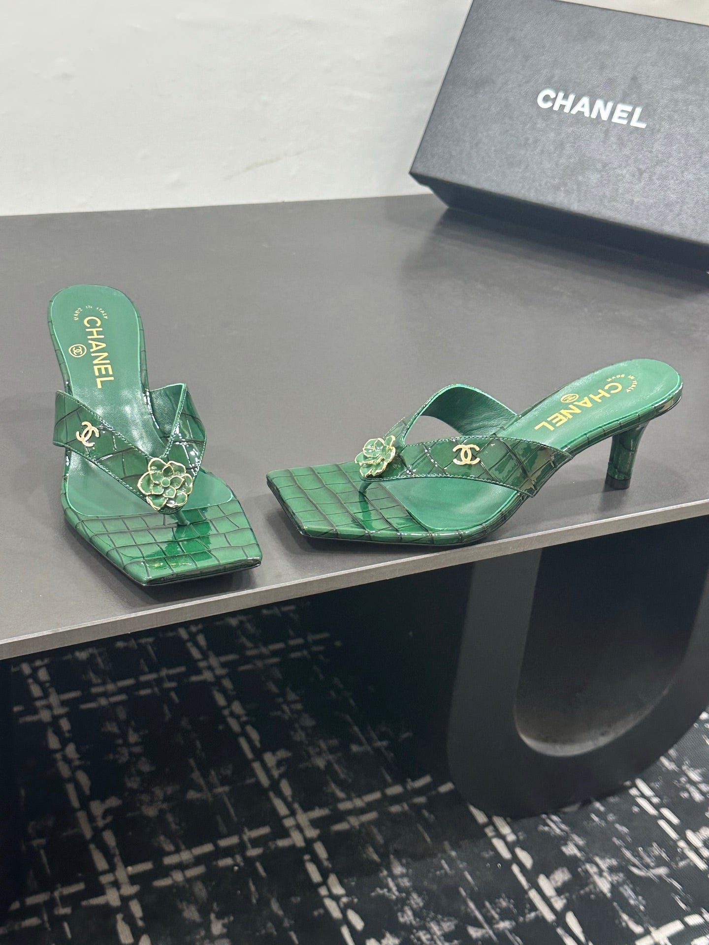 CHANEL 26S HIGH-HEEL THONG SANDALS IN GREEN PATENT CROCODILE-EMBOSSED