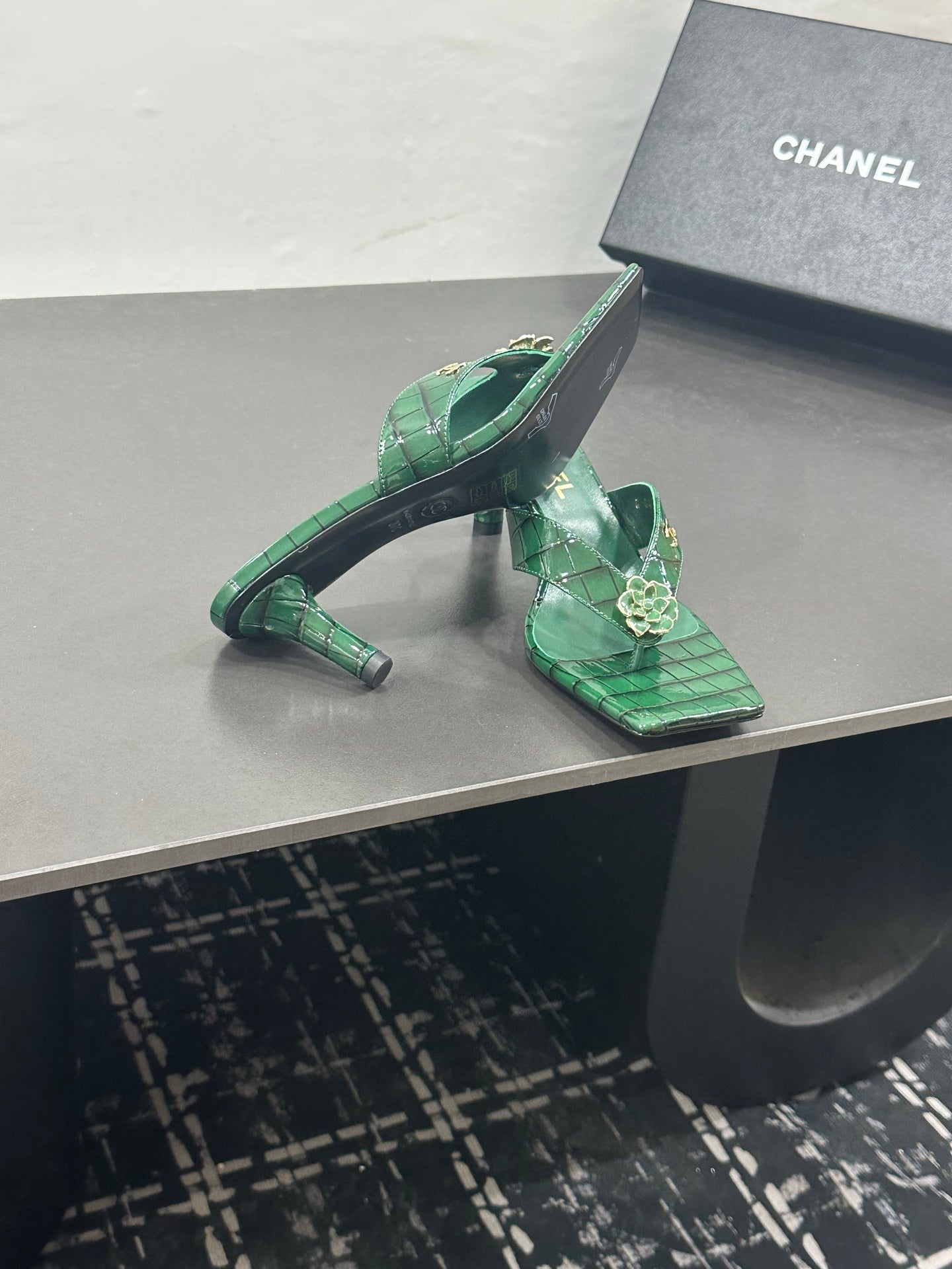CHANEL 26S HIGH-HEEL THONG SANDALS IN GREEN PATENT CROCODILE-EMBOSSED