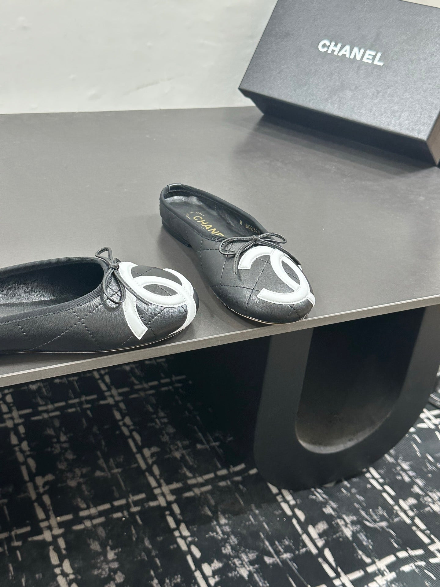 CHANEL 26S BALLET FLATS IN BLACK CALFSKIN WITH WHITE CC LOGO