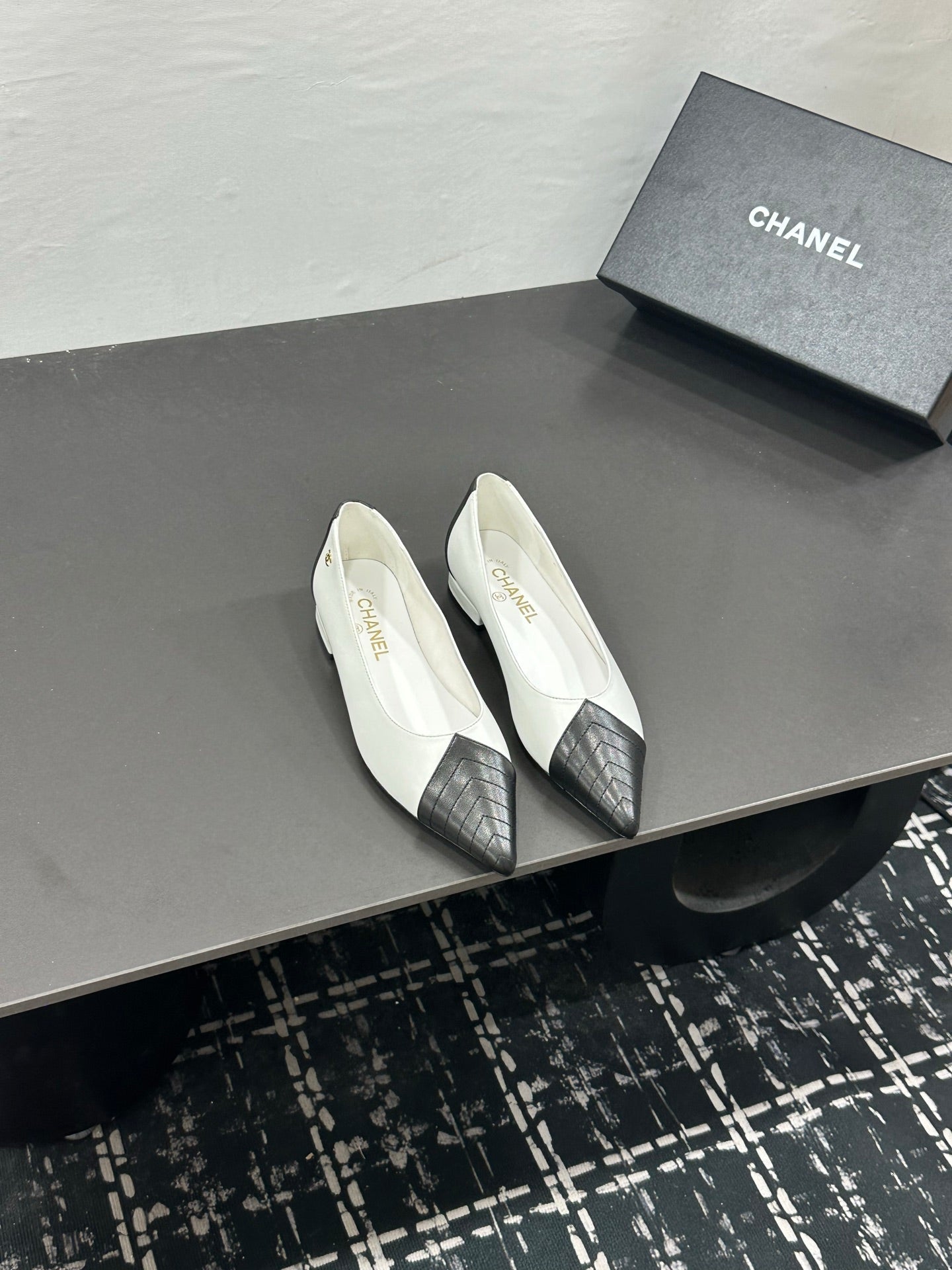 CHANEL 26S FLAT SHOES IN WHITE AND BLACK LAMBSKIN