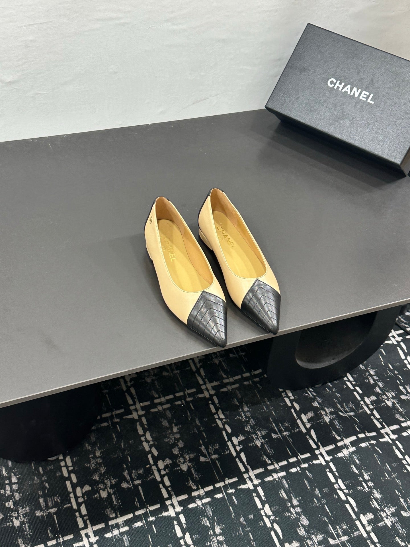 CHANEL 26S FLAT SHOES IN BEIGE AND BLACK LAMBSKIN
