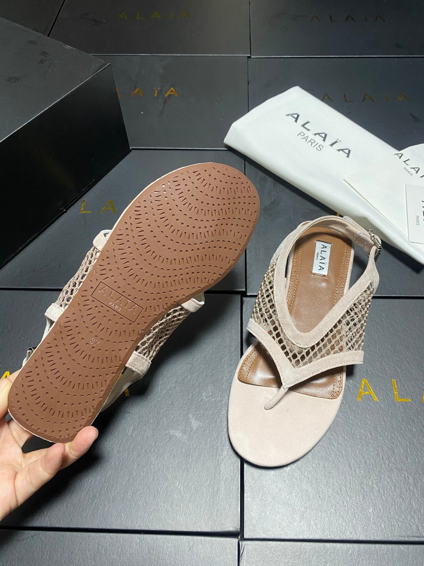 ALAIA 26S FLAT MESH THONG SANDALS IN BEIGE SUEDE