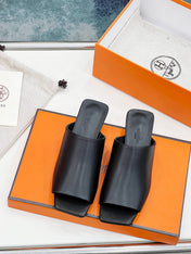 IDOLE SANDAL IN BLACK CALFSKIN