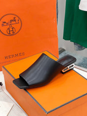 IDOLE SANDAL IN BLACK CALFSKIN