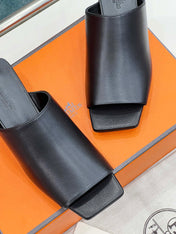 IDOLE SANDAL IN BLACK CALFSKIN