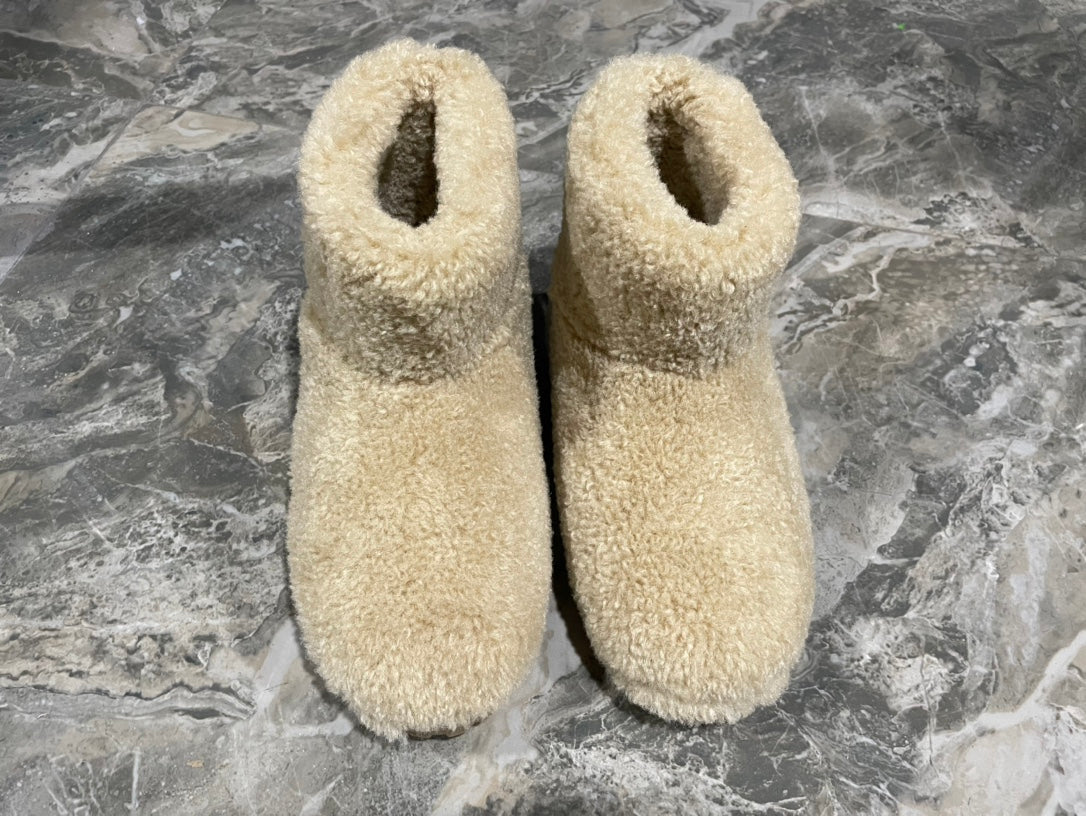PRADA 26S ANKLE BOOTS IN BEIGE FUR