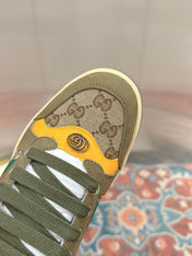 GUCCI 26S SCREENER SNEAKER IN OLIVE GREEN SUEDE AND BEIGE CANVAS
