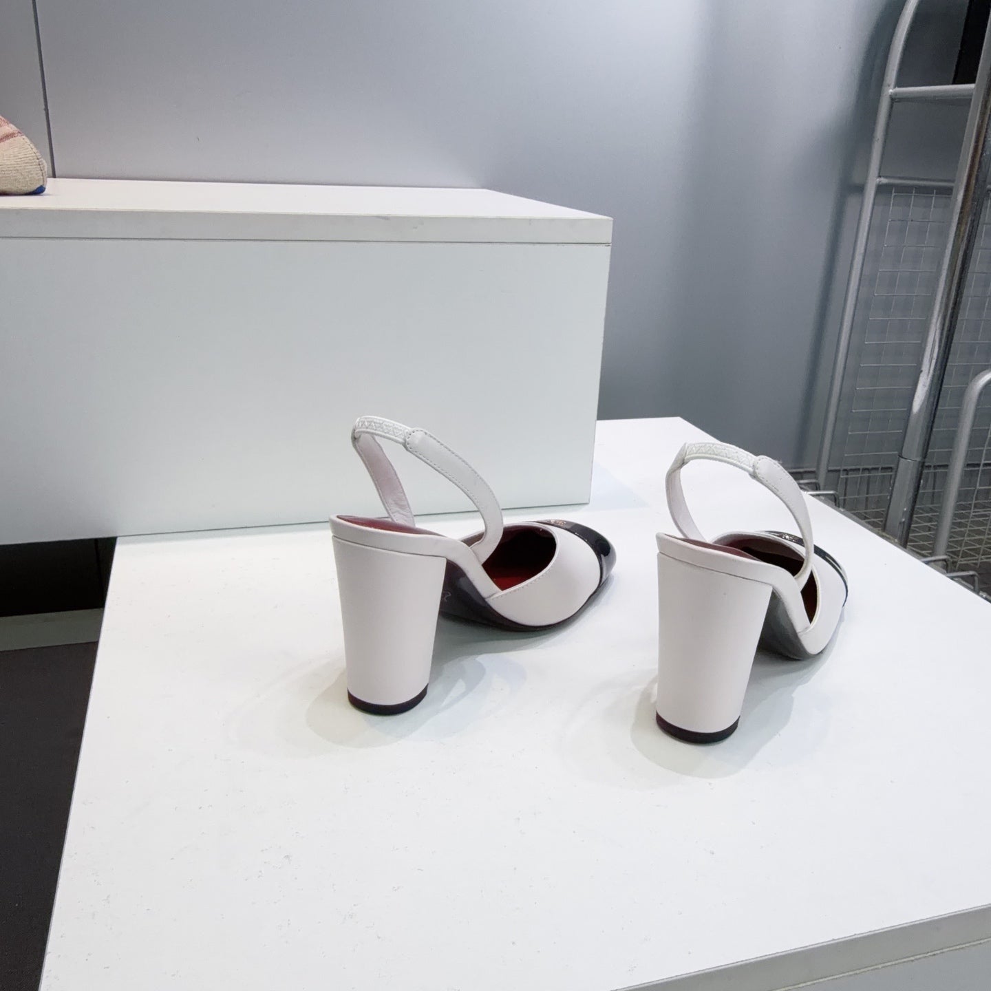 CHANEL 26S SLINGBACK 95 MM IN WHITE LAMBSKIN WITH BLACK CAP TOE
