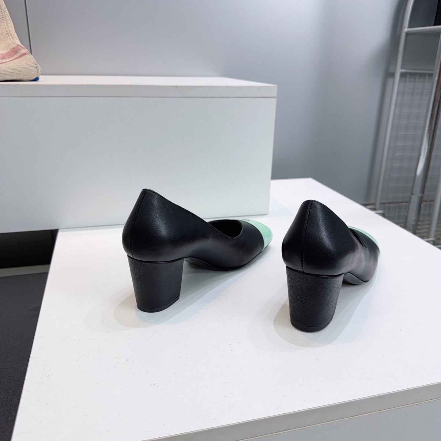 CHANEL 26S SQUARE-TOE HIGH HEELS 55 MM IN BLACK LAMBSKIN WITH MINT GREEN CAP TOE
