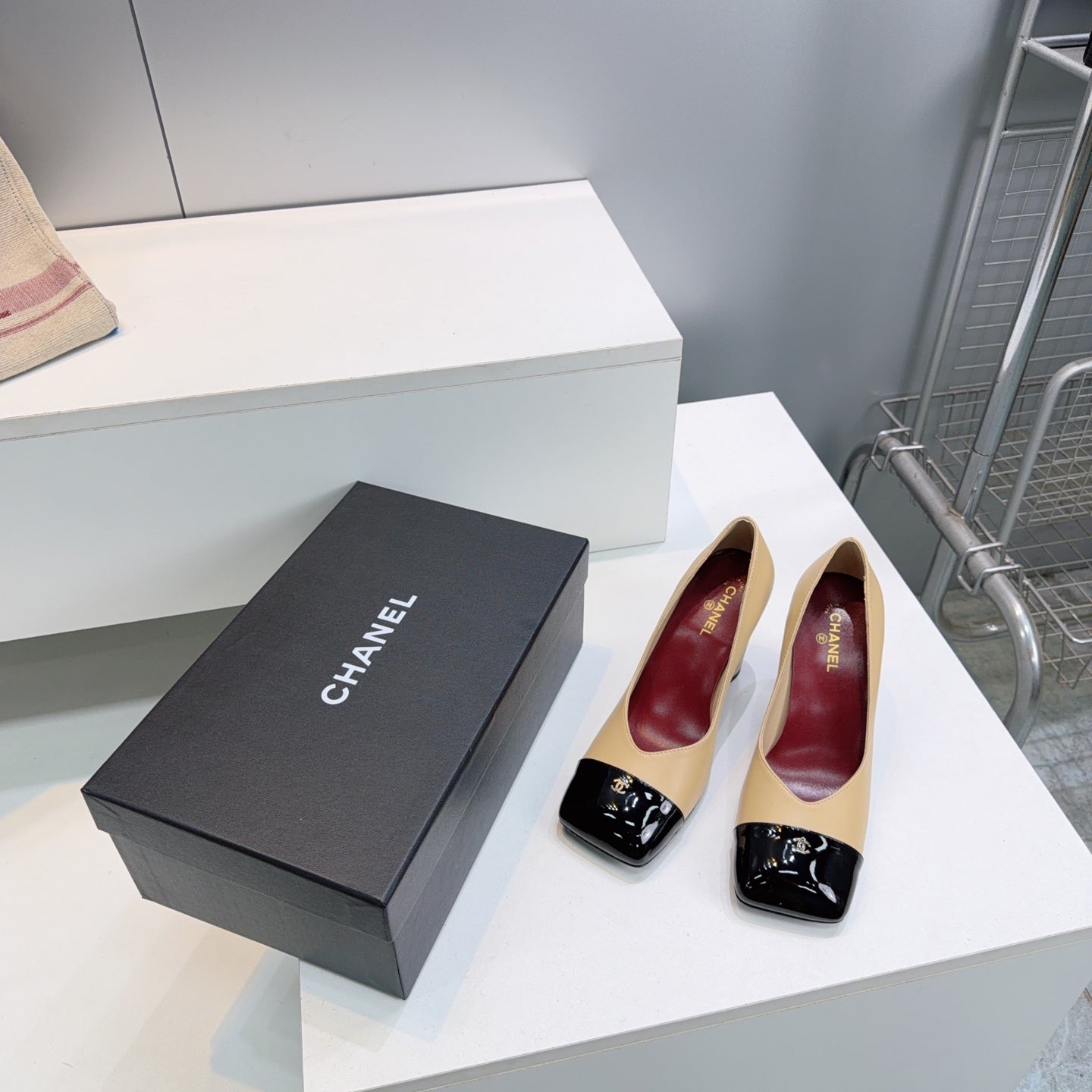 CHANEL 26S SQUARE-TOE HIGH HEELS 95 MM IN BEIGE LAMBSKIN WITH BLACK CAP TOE