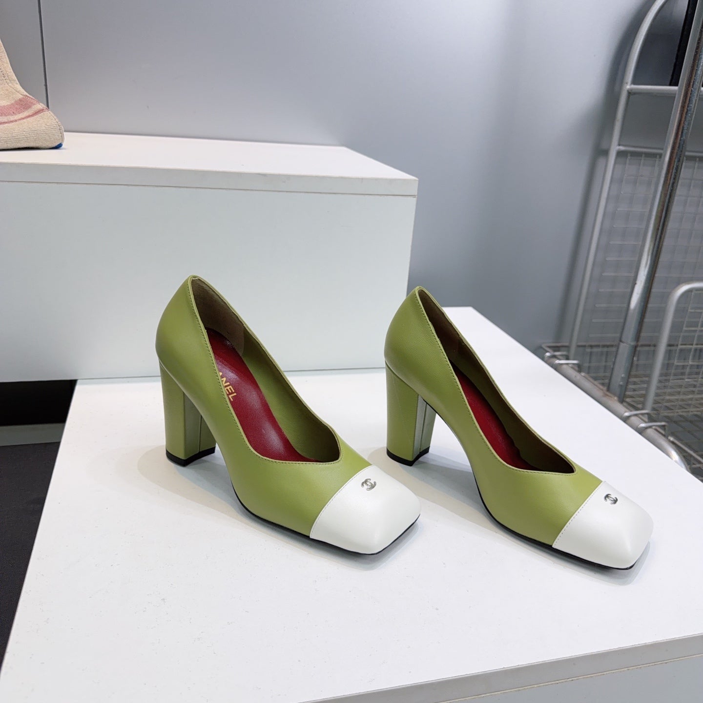 CHANEL 26S SQUARE-TOE HIGH HEELS 95 MM IN GREEN LAMBSKIN WITH WHITE CAP TOE