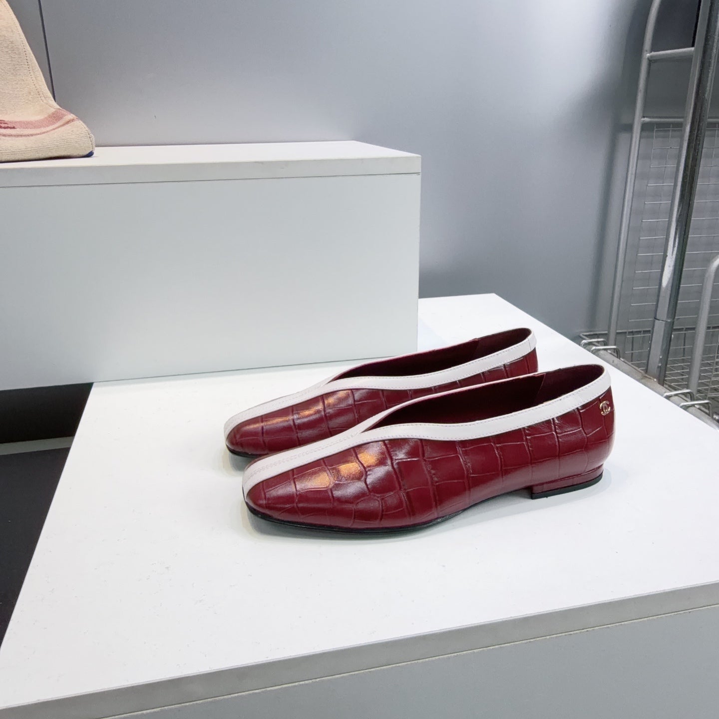 CHANEL 26S SQUARE-TOE FLATS IN RED CROCODILE-EMBOSSED LAMBSKIN WITH WHITE TRIM