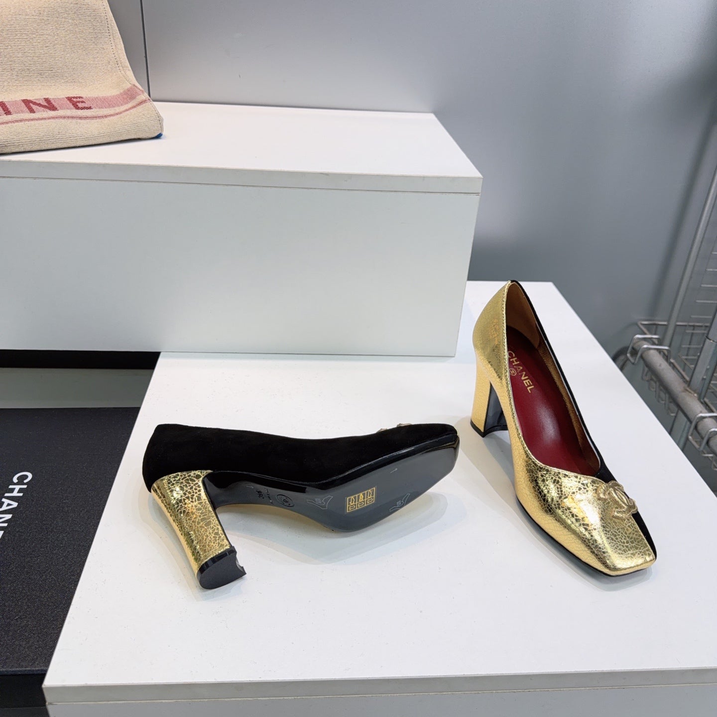 CHANEL 26S SQUARE-TOE HIGH HEELS 95 MM IN GOLD LAMBSKIN AND BLACK SUEDE