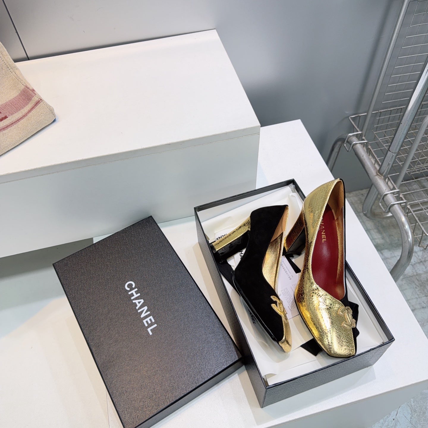 CHANEL 26S SQUARE-TOE HIGH HEELS 95 MM IN GOLD LAMBSKIN AND BLACK SUEDE