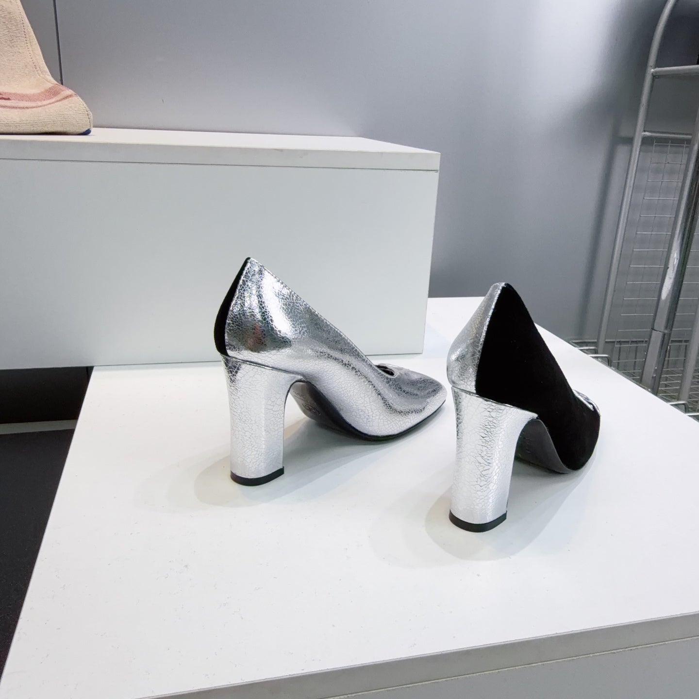 CHANEL 26S SQUARE-TOE HIGH HEELS 95 MM IN SILVER LAMBSKIN AND BLACK SUEDE