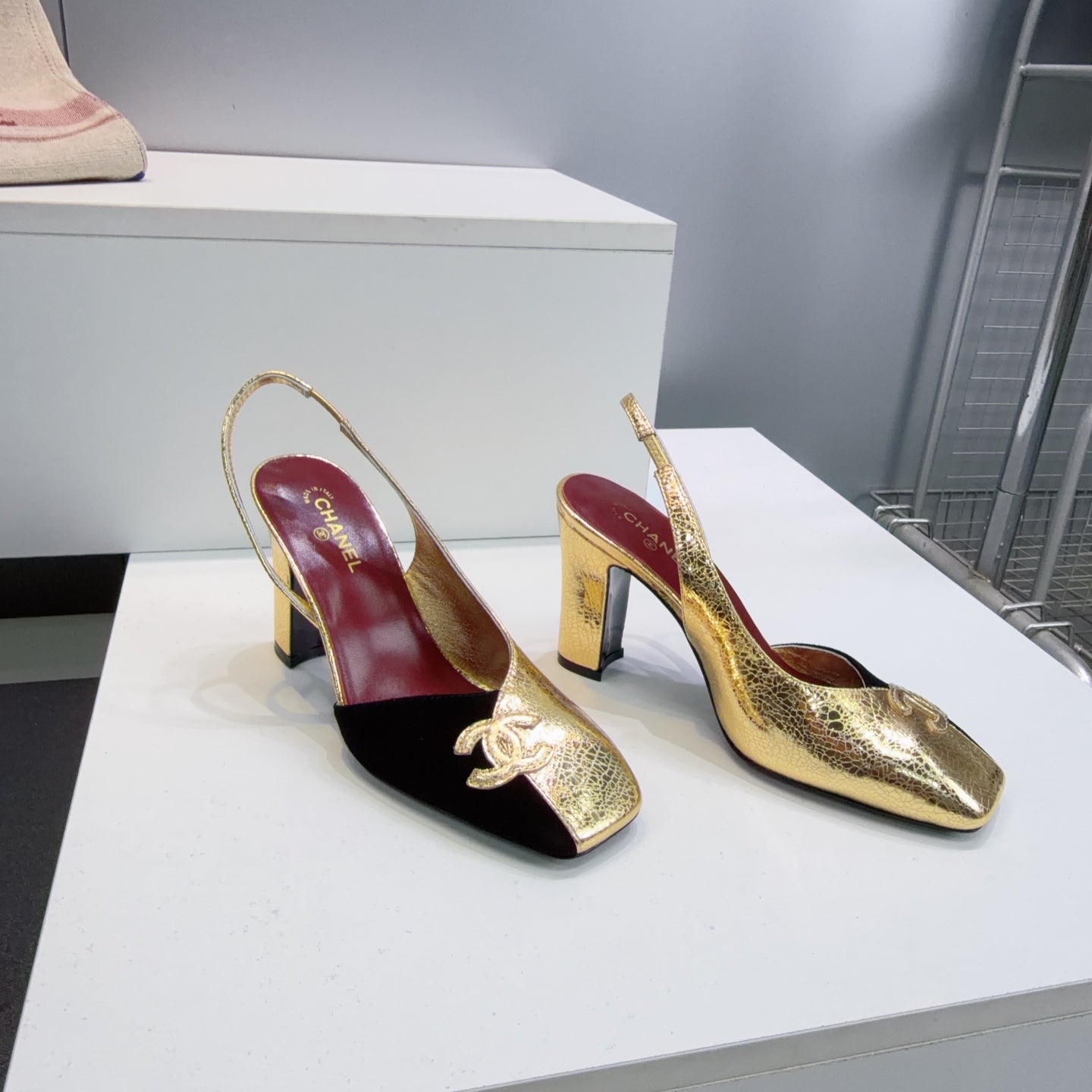 CHANEL 26S SLINGBACK 100 MM IN GOLD LAMBSKIN AND BLACK SUEDE