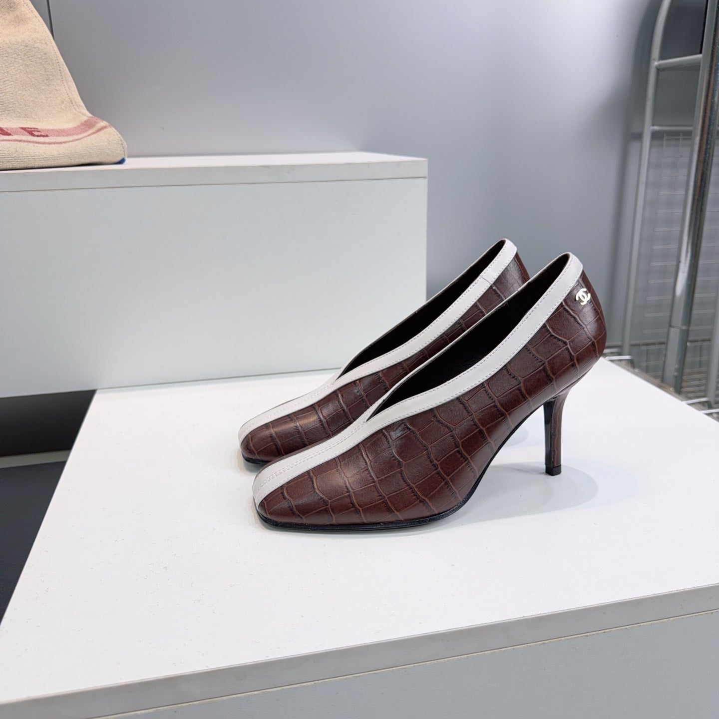 CHANEL 26S HIGH HEELS 100 MM IN BREDDISH BROWN CROCODILE-EMBOSSED CALFSKIN