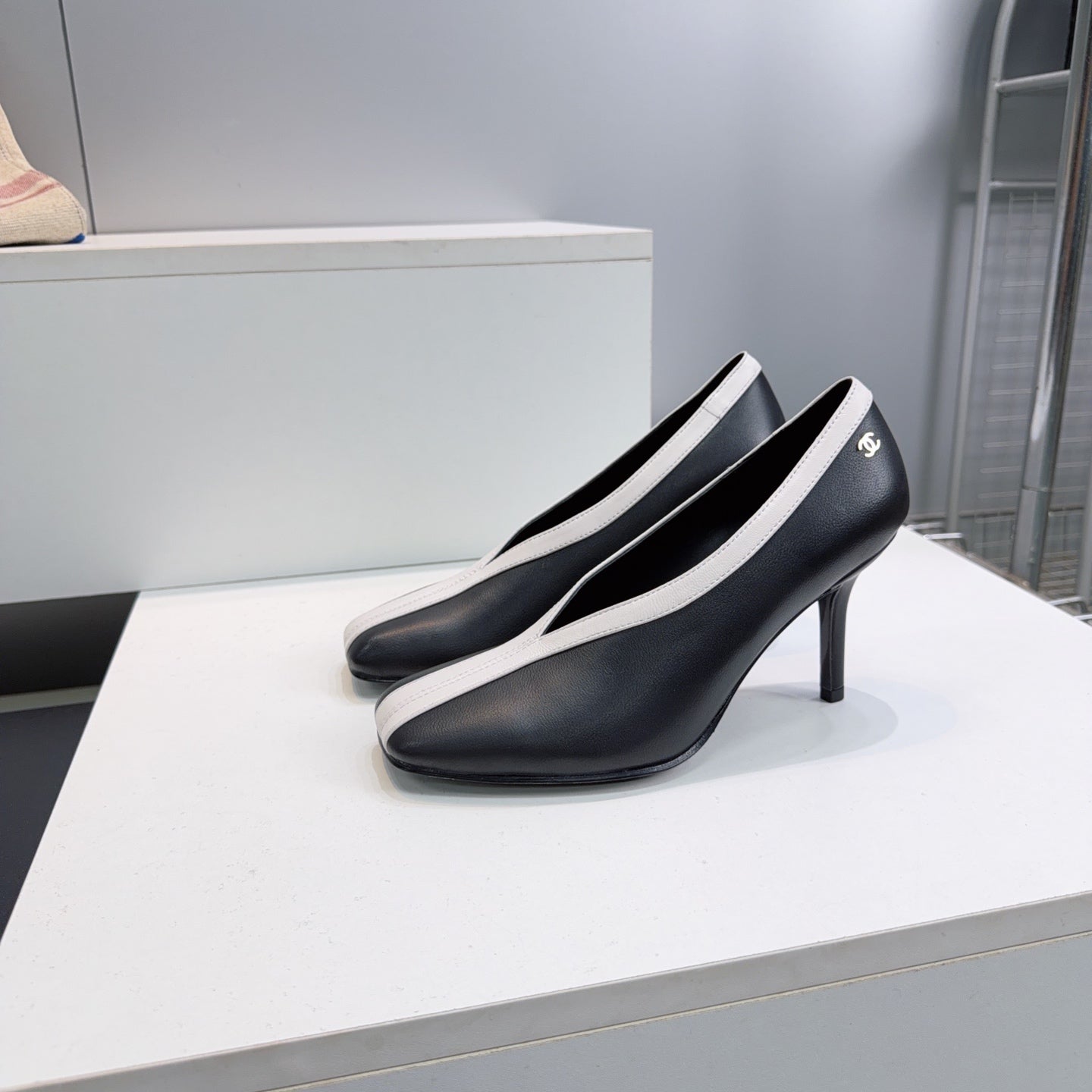 CHANEL 26S HIGH HEELS 100 MM IN BLACK CALFSKIN