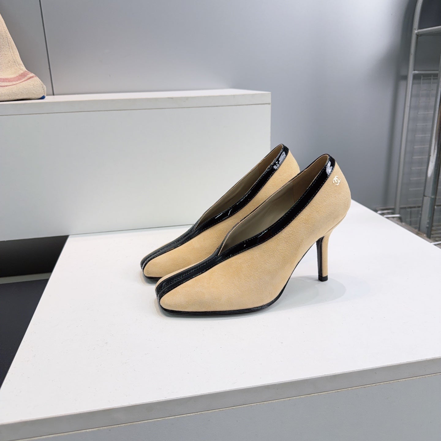 CHANEL 26S HIGH HEELS 100 MM IN BEIGE SUEDE