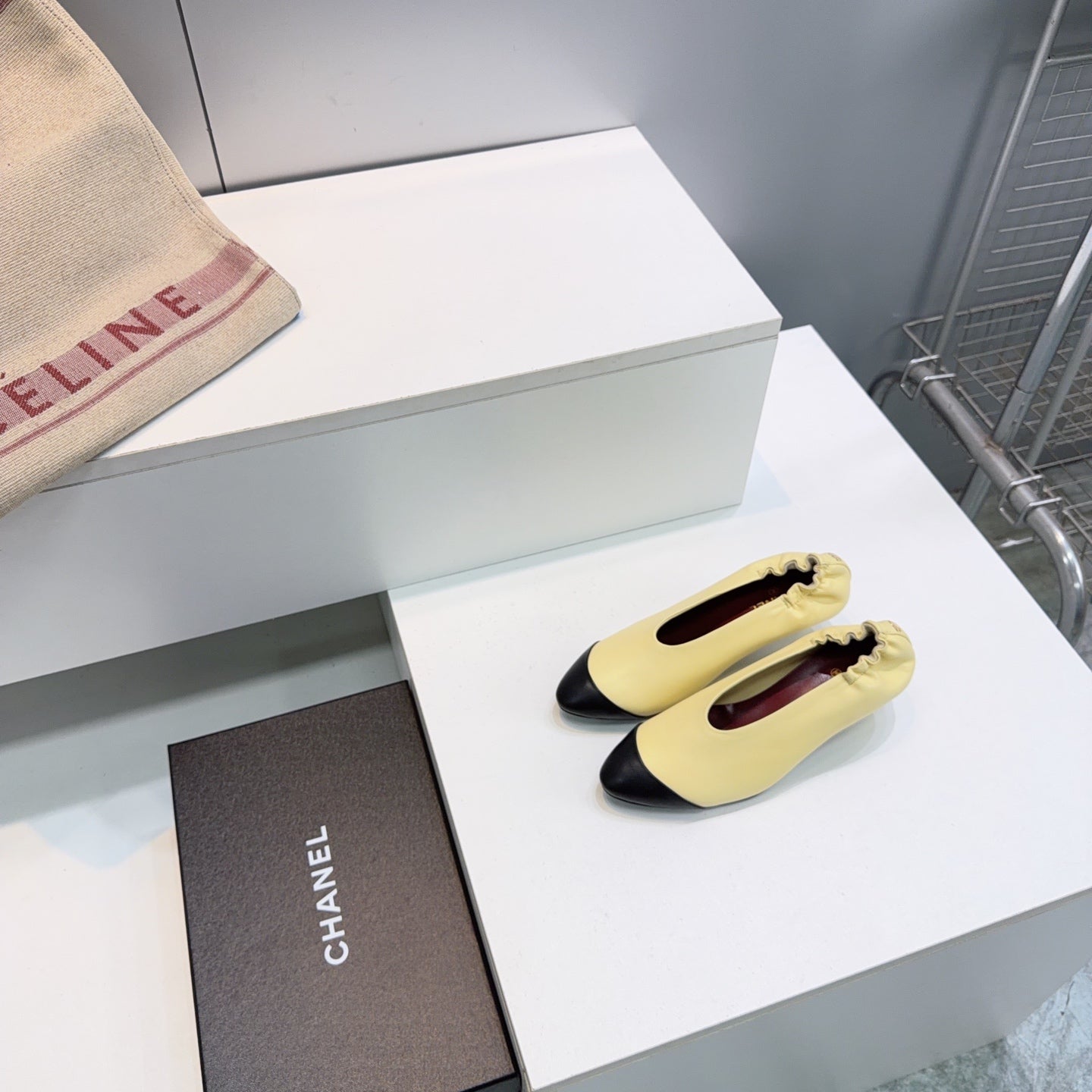 CHANEL 26S COLOR-BLOCK HIGH HEELS 45 MM IN YELLOW AND BLACK LAMBSKIN