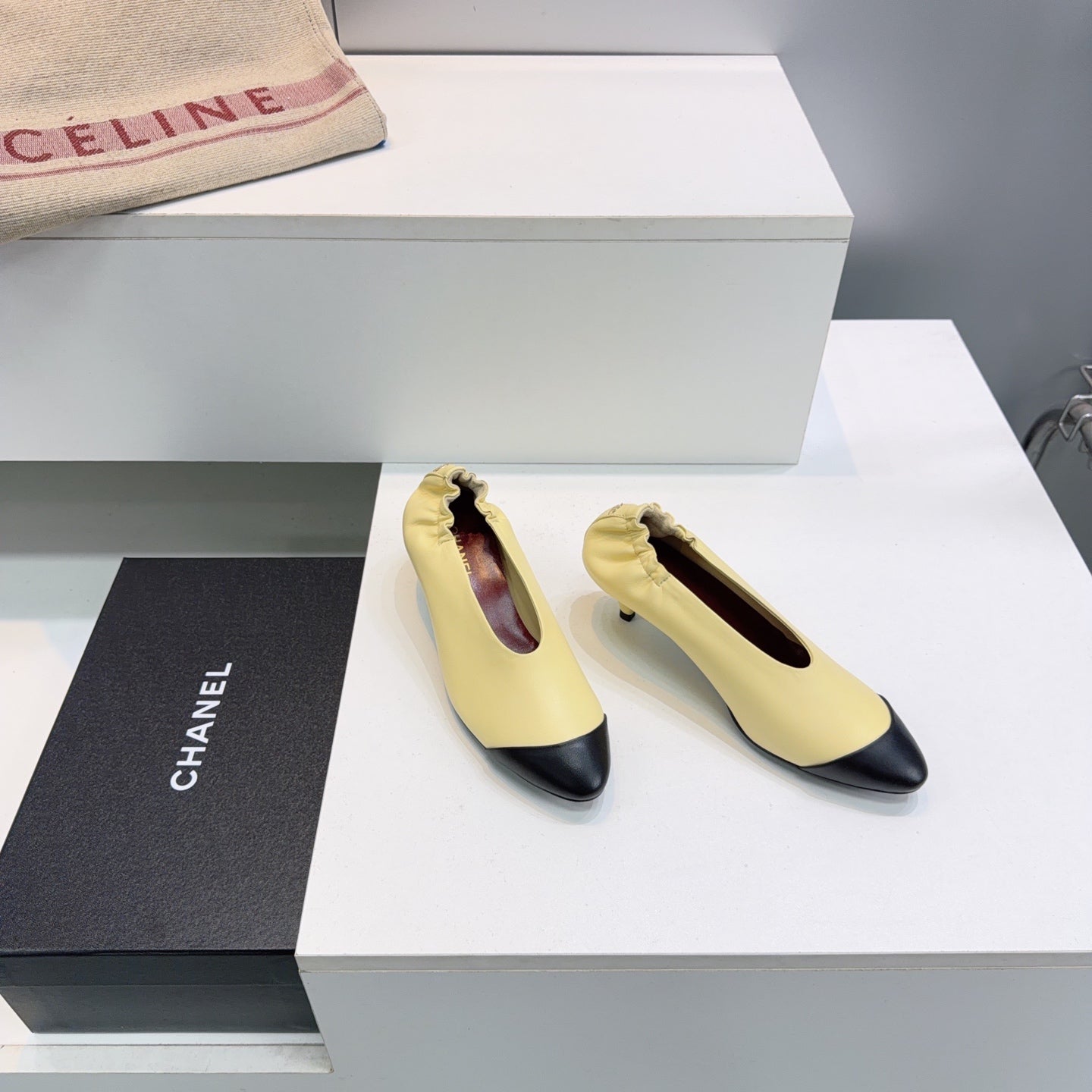 CHANEL 26S COLOR-BLOCK HIGH HEELS 45 MM IN YELLOW AND BLACK LAMBSKIN