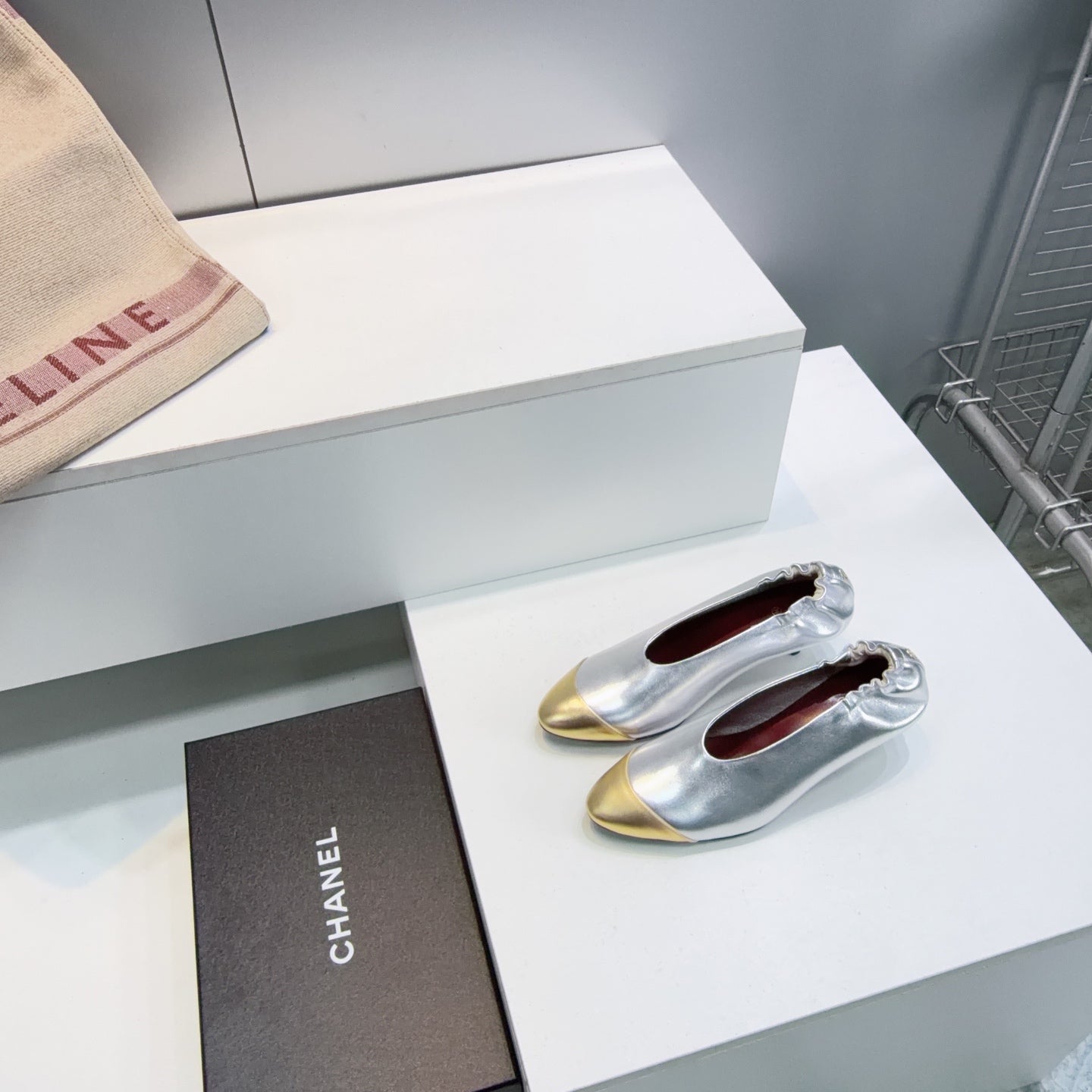 CHANEL 26S COLOR-BLOCK HIGH HEELS 45 MM IN SILVER AND GOLD LAMBSKIN